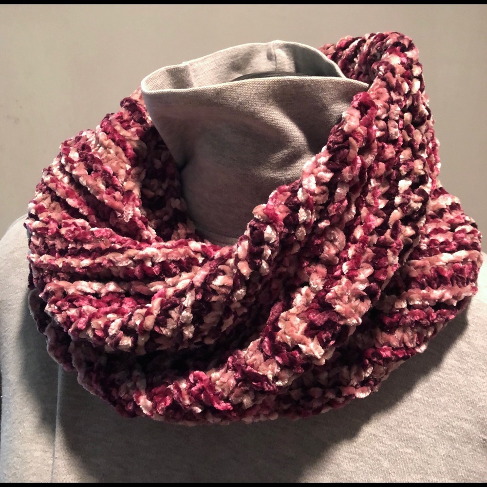 HAND-KNITTED CRUSHED VELVET VARIEGATED MERLOT COWL